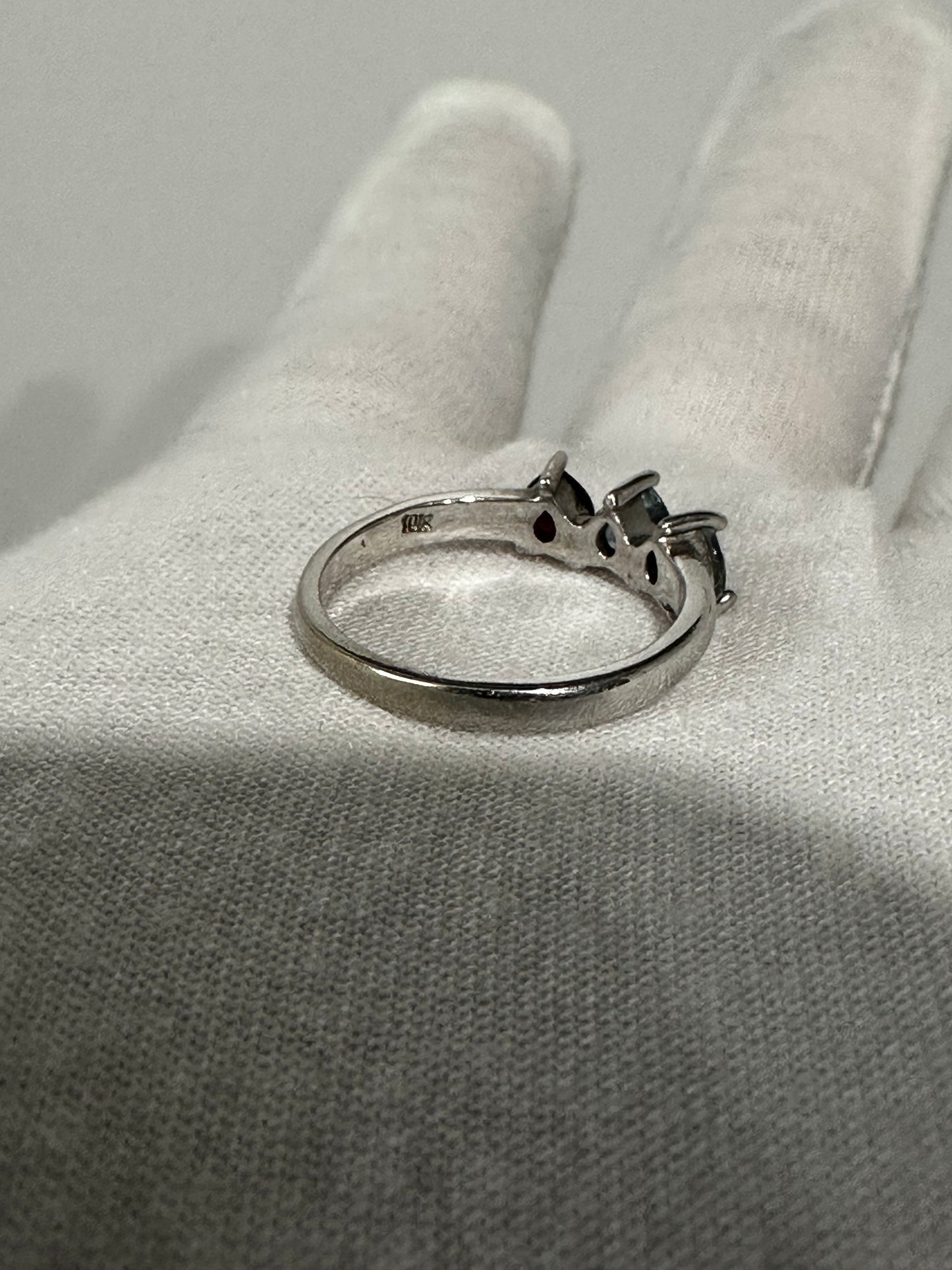 10K White Gold Heart Ring Size 6.25