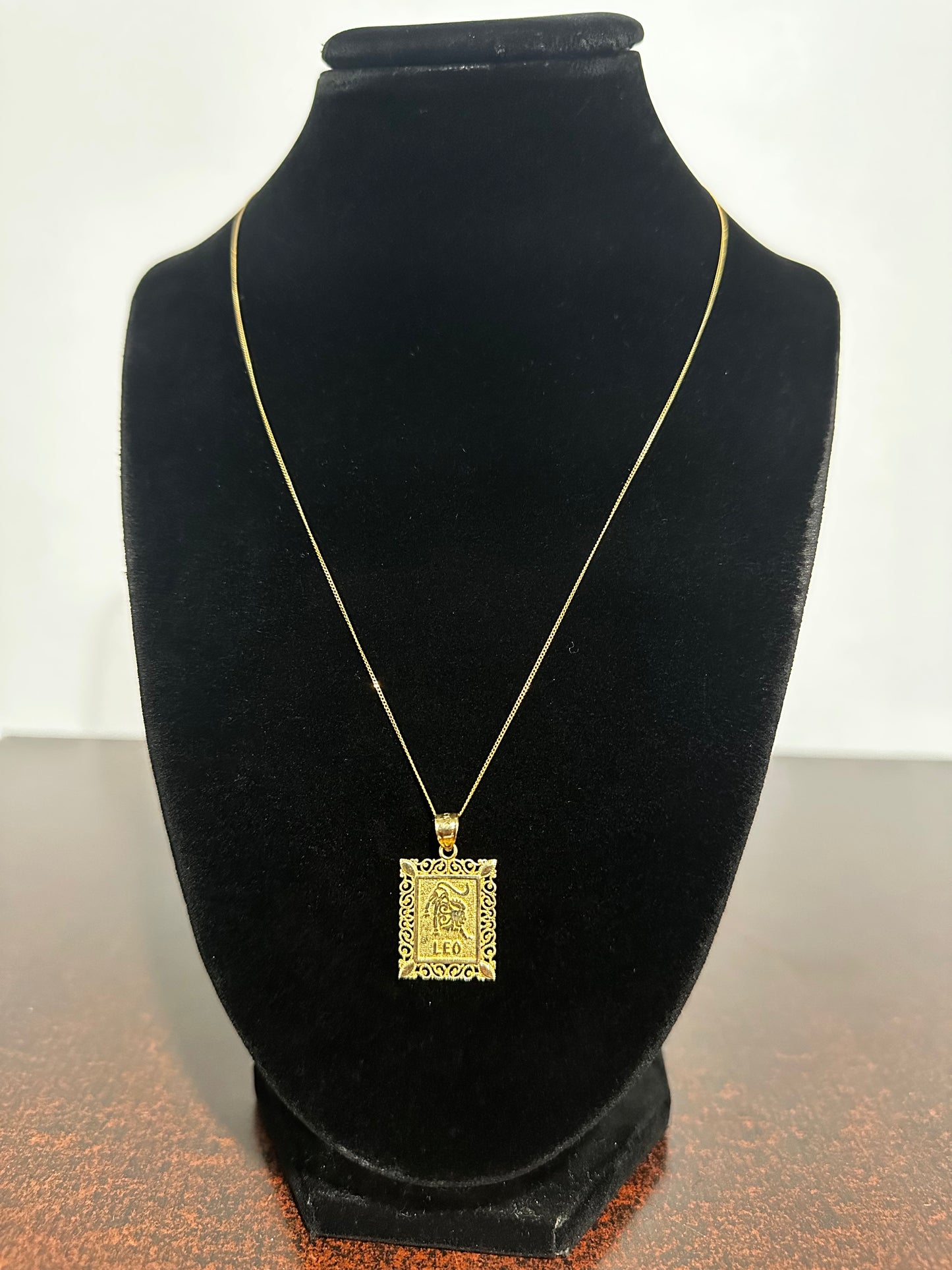 10K “Leo” Pendant & 19” Curb Chain