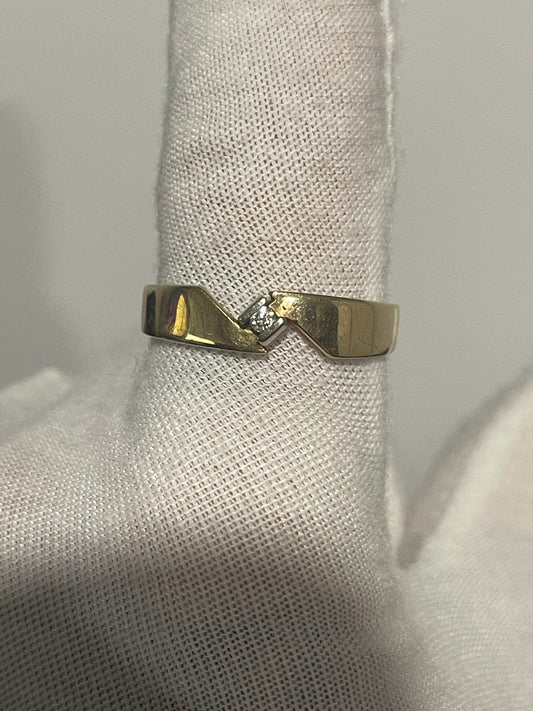 10K Ring With Diamond