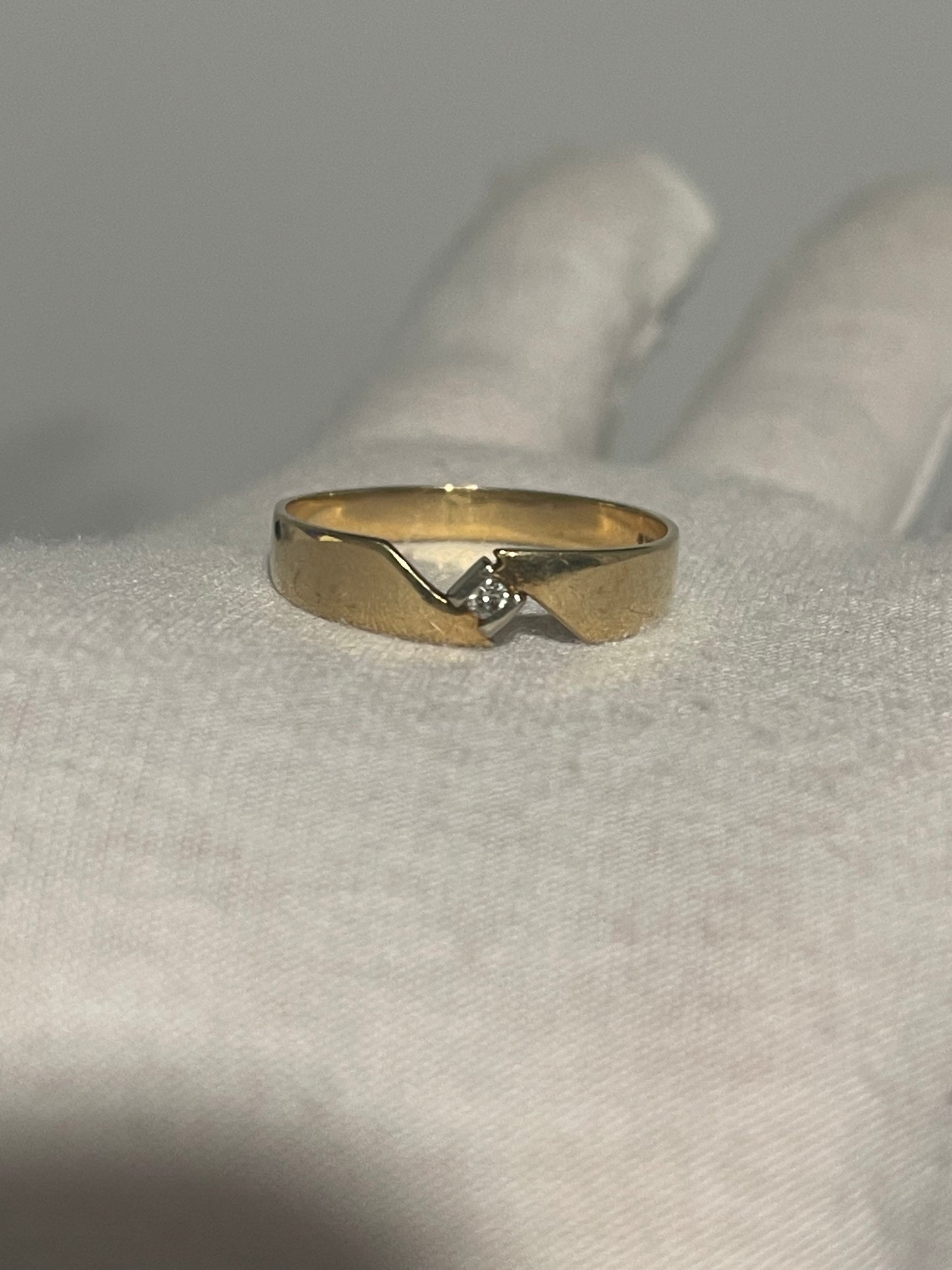 10K Ring With Diamond