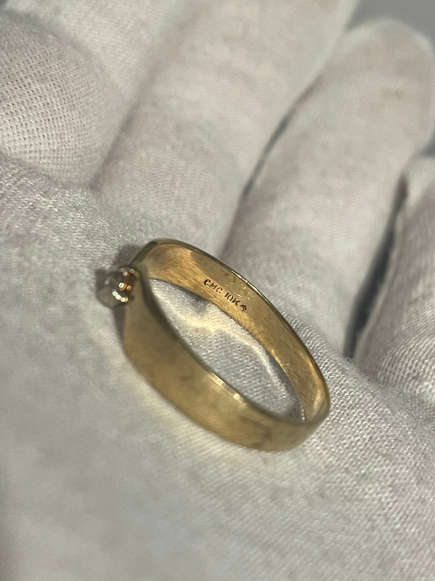 10K Ring With Diamond