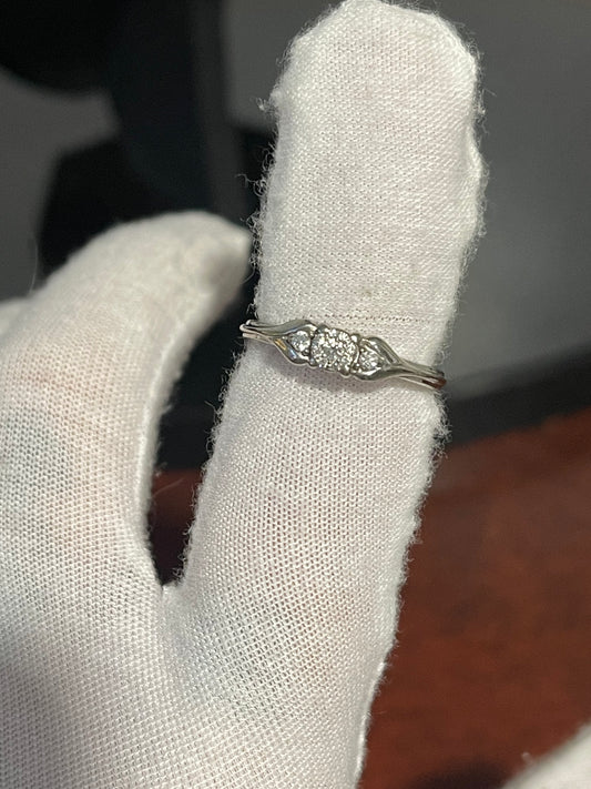 10K White Gold Diamond Ring