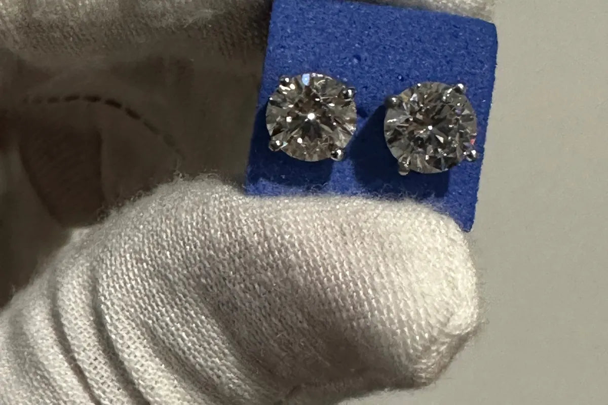 14K VVS diamond studs